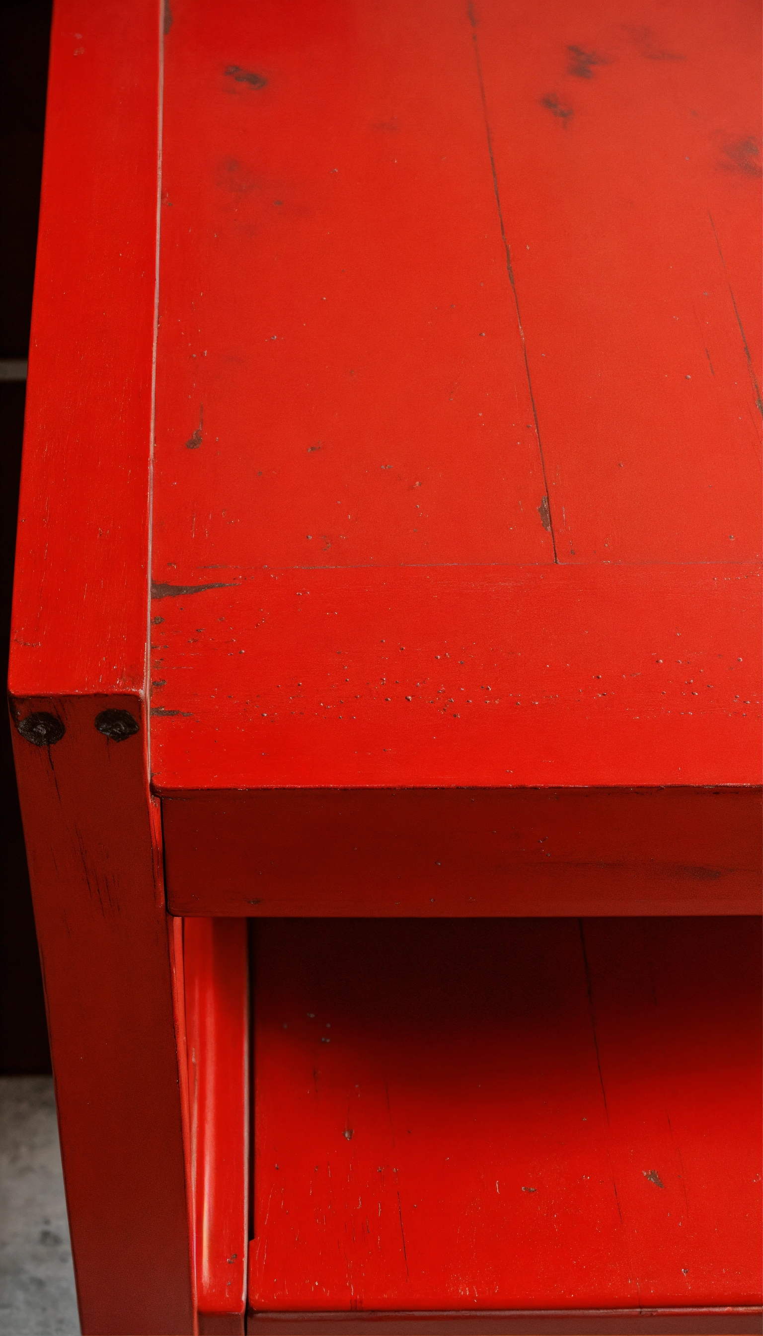 Lexica - Red table up view detail